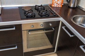 Fridge, oven, stovetop, electric kettle - Two-bedroom apartment with terrace (Novalja)