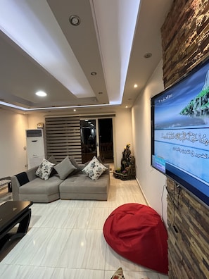 City Apartment | 3 bedrooms, WiFi (free) - pyramids Golf view  (Giza)