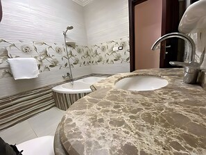 City Apartment | Bathroom | Shower, hydromassage showerhead, hair dryer, bathrobes - pyramids Golf view  (Giza)