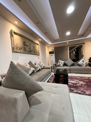 Televisión de pantalla plana de 50 pulgadas con canales por satélite