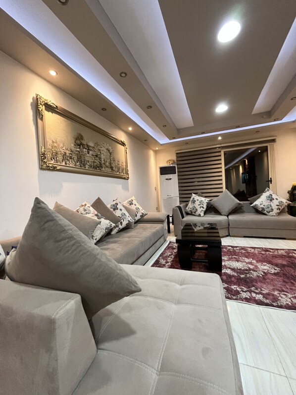 50-inch flat-screen TV with satellite channels, TV - pyramids Golf view (Giza)