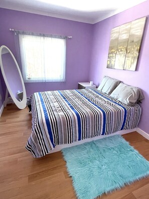 6 Schlafzimmer, Schreibtisch, Bügeleisen/Bügelbrett, Reisekinderbett