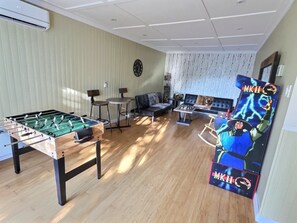 Games room - Chalet chez Toutou with spa, sauna and swimming pool (Saint-Roch-de-Mékinac)