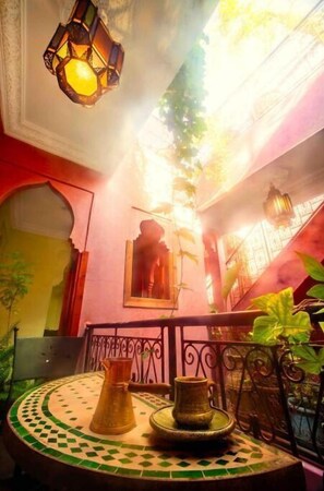 Outdoor dining - The Marrakech Room: Private Jacuzzi: Riad Roxanne (Marrakesh)