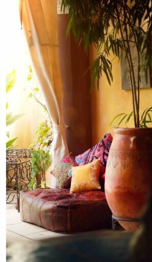 Property grounds - The Hercules Room: Garden Patio: Riad Roxanne (Marrakesh)