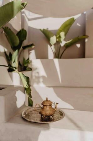 Property grounds - The Hercules Room: Garden Patio: Riad Roxanne (Marrakesh)