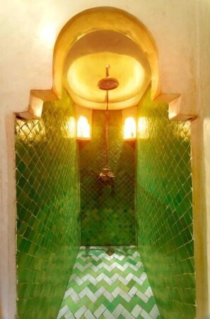 مجففات شعر، مناشف، صابون، شامبو