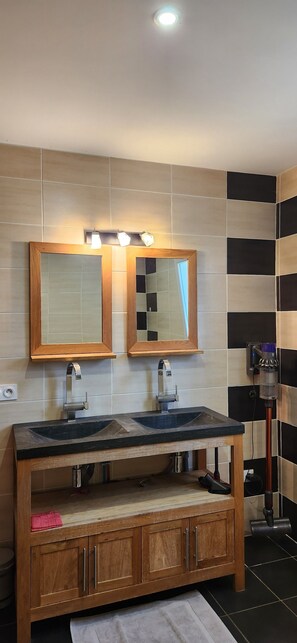 Dusche, Haartrockner, Handtücher