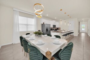 Dining - EV_8925 - 6 Bed 5.5 Bath Villa with Screened-In Private Pool with Spillover Spa (Kissimmee)