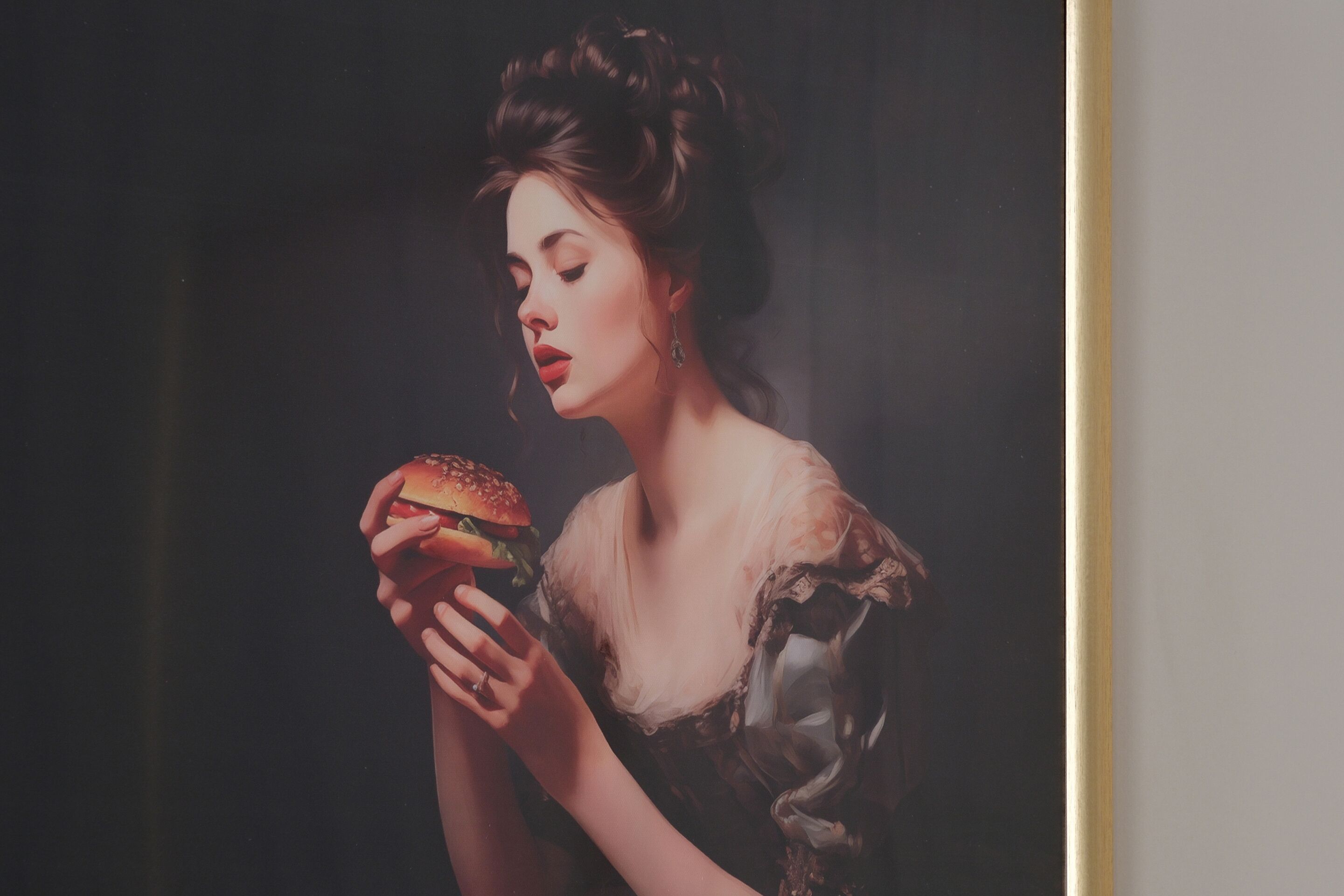 Una persona che tiene un hamburger.
