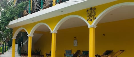 32-inch Smart TV with digital channels, TV, Netflix