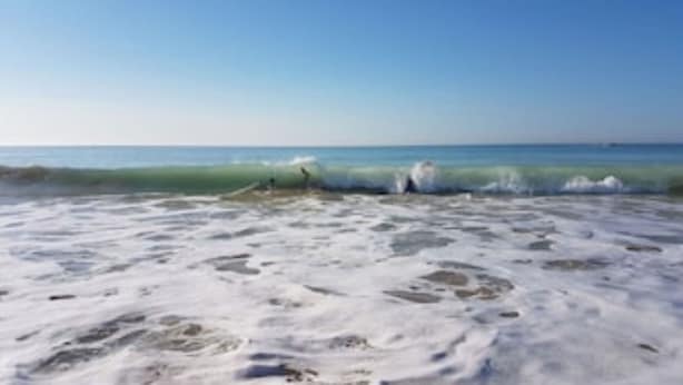 A beach with waves crashing onto the shore. - LE COURLIS, Residences RE LOCATIONS VANCES VILLA Re (Saint-Clément-des-Baleines)