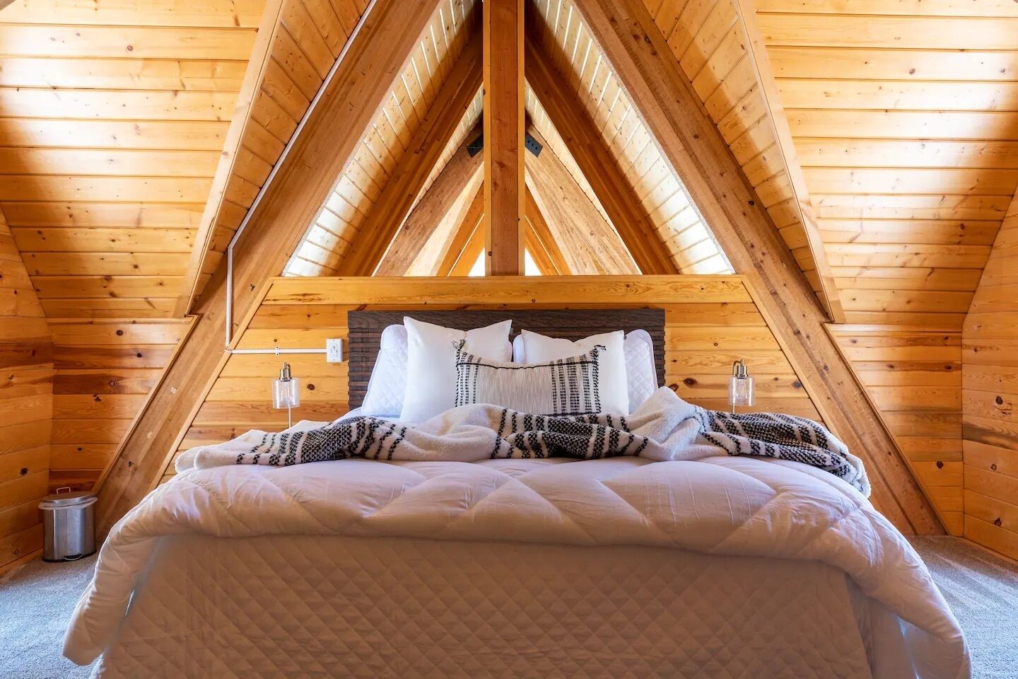 6 bedrooms, desk, iron/ironing board, travel cot