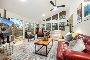 Een televisie, een open haard en een kantoor