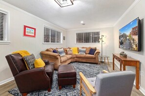 Een televisie, een open haard en een kantoor