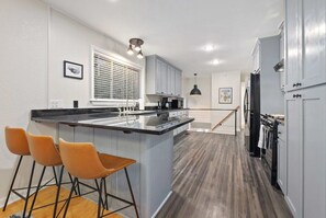 Réfrigérateur, four à micro-ondes, un four, surface de cuisson