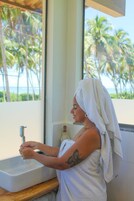 Suite com Vista Mar | Bathroom | Shower, towels