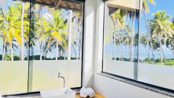 Suite com Vista Mar | 浴室 | 淋浴設備、毛巾