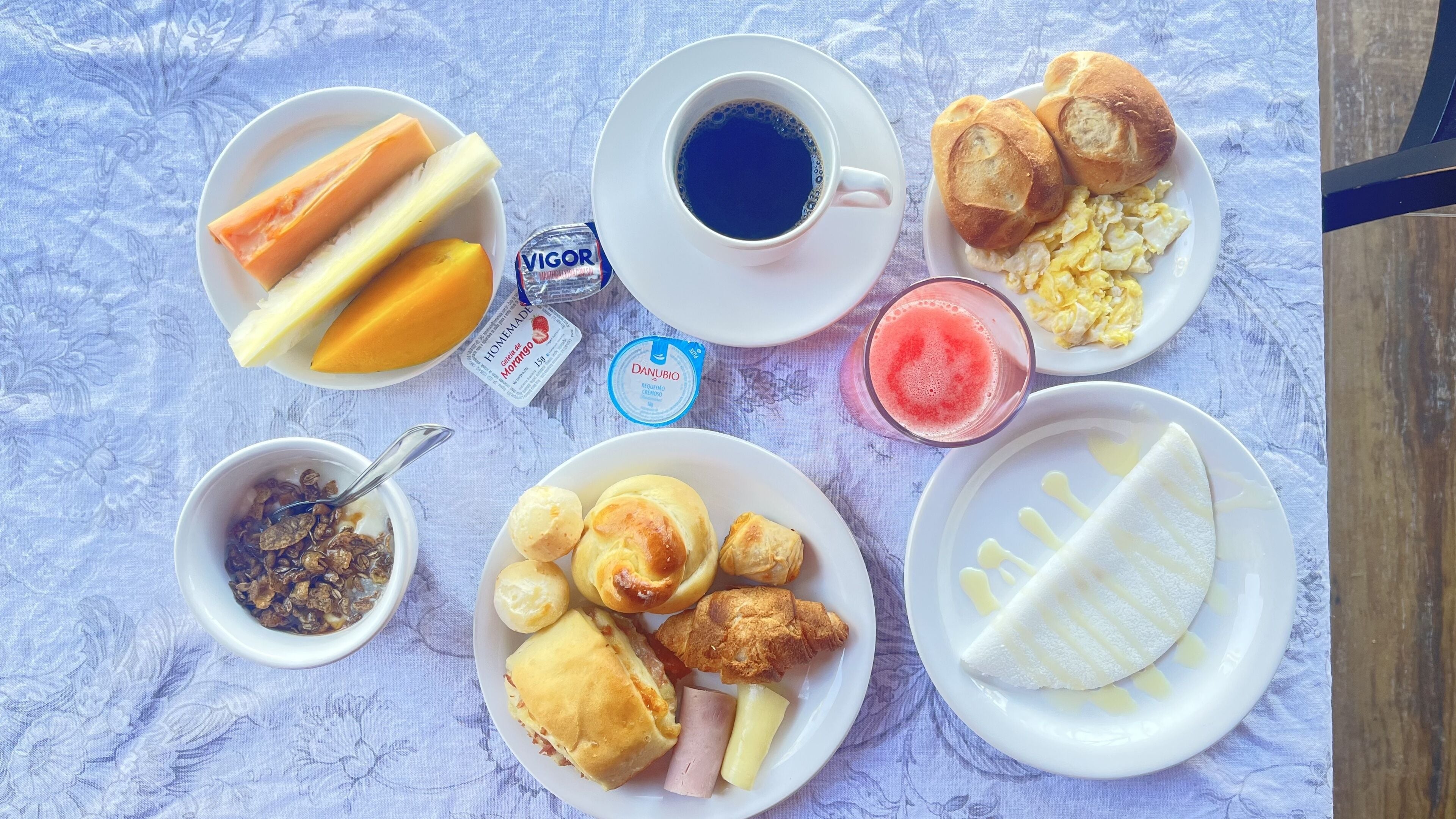 Una colazione servita su un tavolo con diversi cibi e bevande.