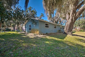 Exterior - Waterfront Studio w/ Dock Access in Inglis! (Inglis)