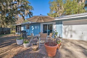 Outdoor dining - Waterfront Studio w/ Dock Access in Inglis! (Inglis)