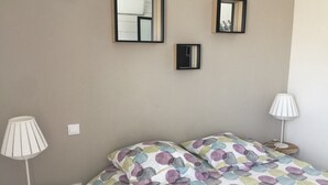 A bedroom with a bed, two bedside lamps, and three wall-mounted mirrors. - LILLEAU DES NIGES, Residences Re holiday rentals villa Re (Saint-Clément-des-Baleines)