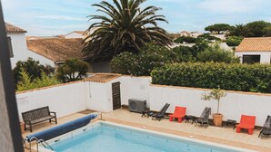 A swimming pool with lounge chairs and a wooden deck. - LILLEAU DES NIGES, Residences Re holiday rentals villa Re (Saint-Clément-des-Baleines)