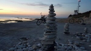 A beach with stacked stones and bicycles. - LILLEAU DES NIGES, Residences Re holiday rentals villa Re (Saint-Clément-des-Baleines)