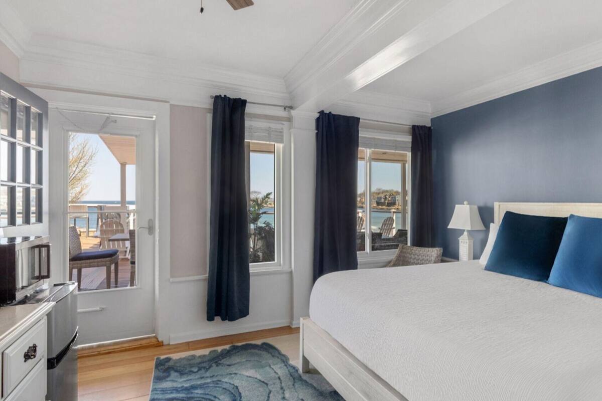 Oceanview King | Hypo-allergenic bedding, pillowtop beds, individually decorated