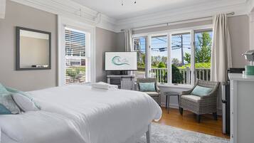 Standard Studio, 1 Queen Bed, Ocean View (2)