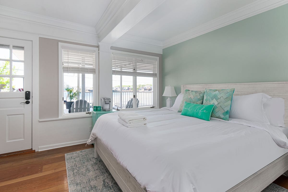 Signature Room, 1 King Bed, Ocean View | 1 bedroom, hypo-allergenic bedding, memory foam beds, iron/ironing board