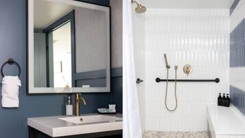 Standard Room, 2 Queen Beds, Roll-in Shower, Park View | Bathroom