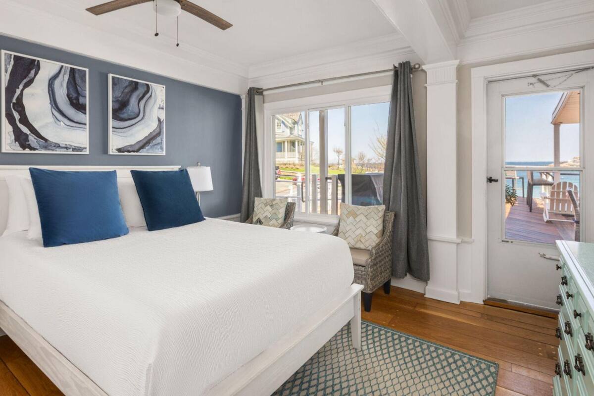 Ocean View Queen | Hypo-allergenic bedding, pillowtop beds, individually decorated