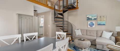 Apartamento Deluxe, 2 habitaciones, vistas al parque, en edificio anexo | Zona de estar | Smart TV de 40 pulgadas con canales digitales, una televisión