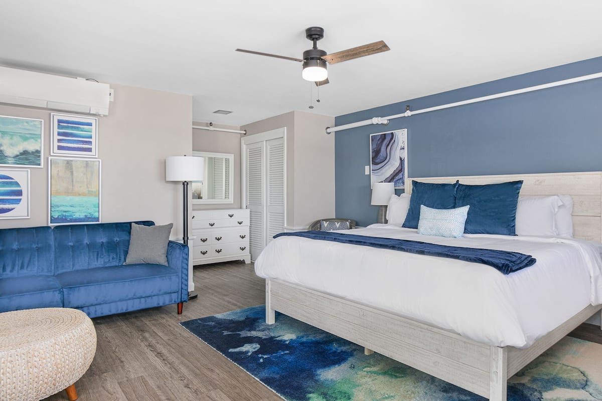 Deluxe Room, 1 King Bed with Sofa bed, Ocean View, Corner | 1 bedroom, hypo-allergenic bedding, memory foam beds, iron/ironing board