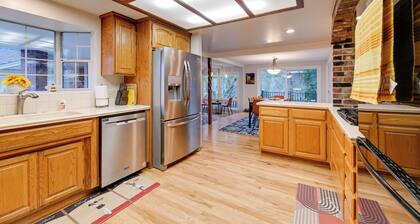Spacious Grants Pass Home w/ Hot Tub & River Views