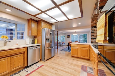 Spacious Grants Pass Home w/ Hot Tub & River Views