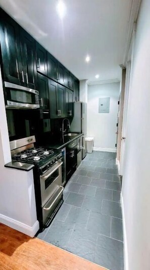 Refrigerador, microondas, horno y parrilla de estufa 