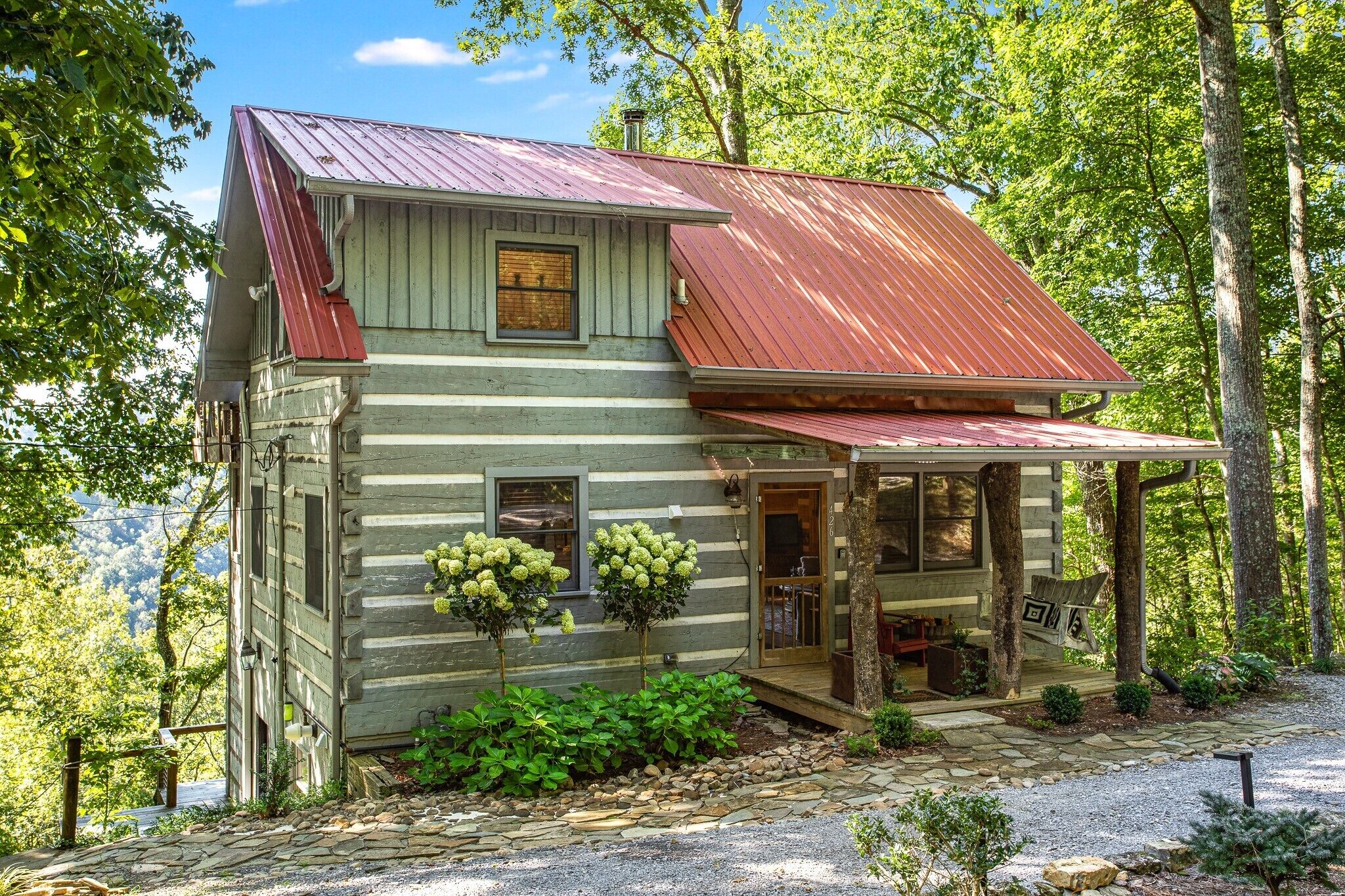 Gray Pine Cabin: A sophisticated rustic retreat overlooking Center Hill Lake