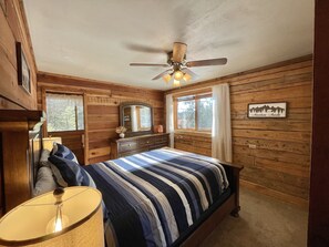 2 bedrooms, travel cot, WiFi, bed sheets