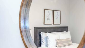 4 slaapkamers, een bureau, een strijkplank/strijkijzer, gratis wifi