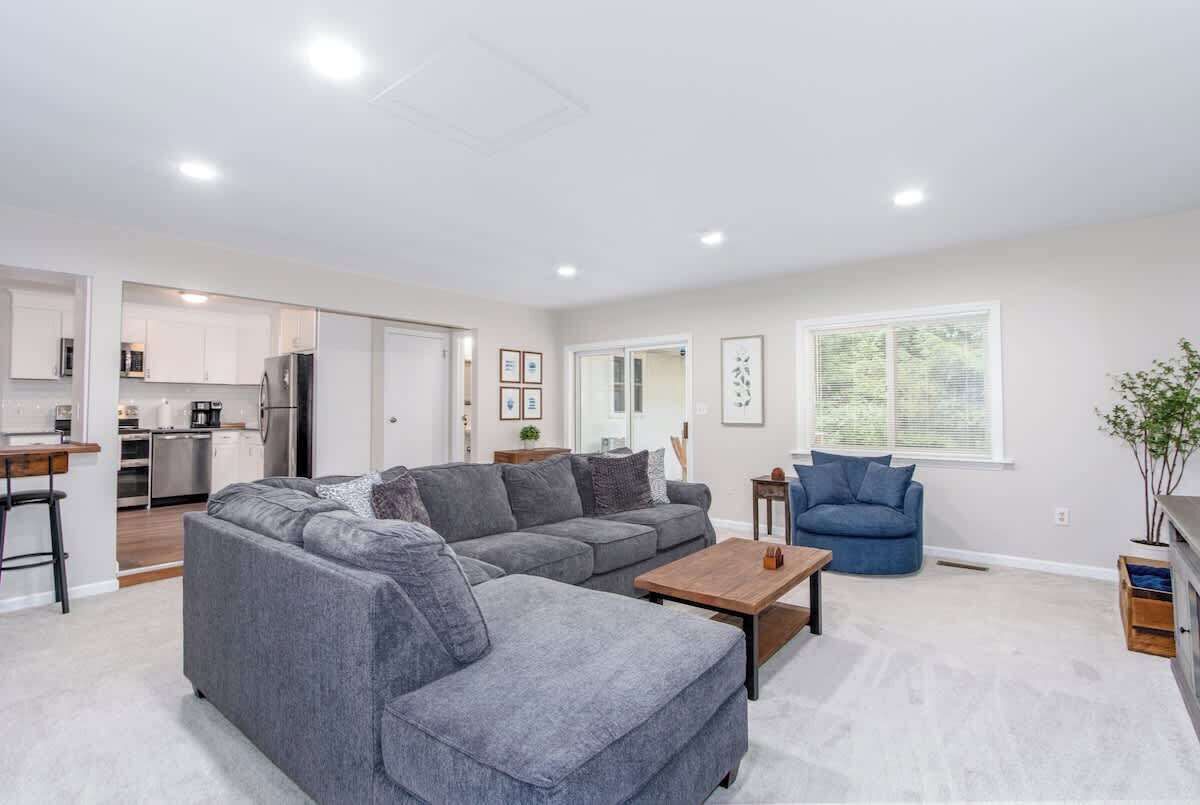 Smart-TV, Kamin, Tischfußball, Bücher