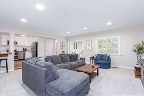 Smart TV, fireplace, table football, books - State College Getaway (State College)