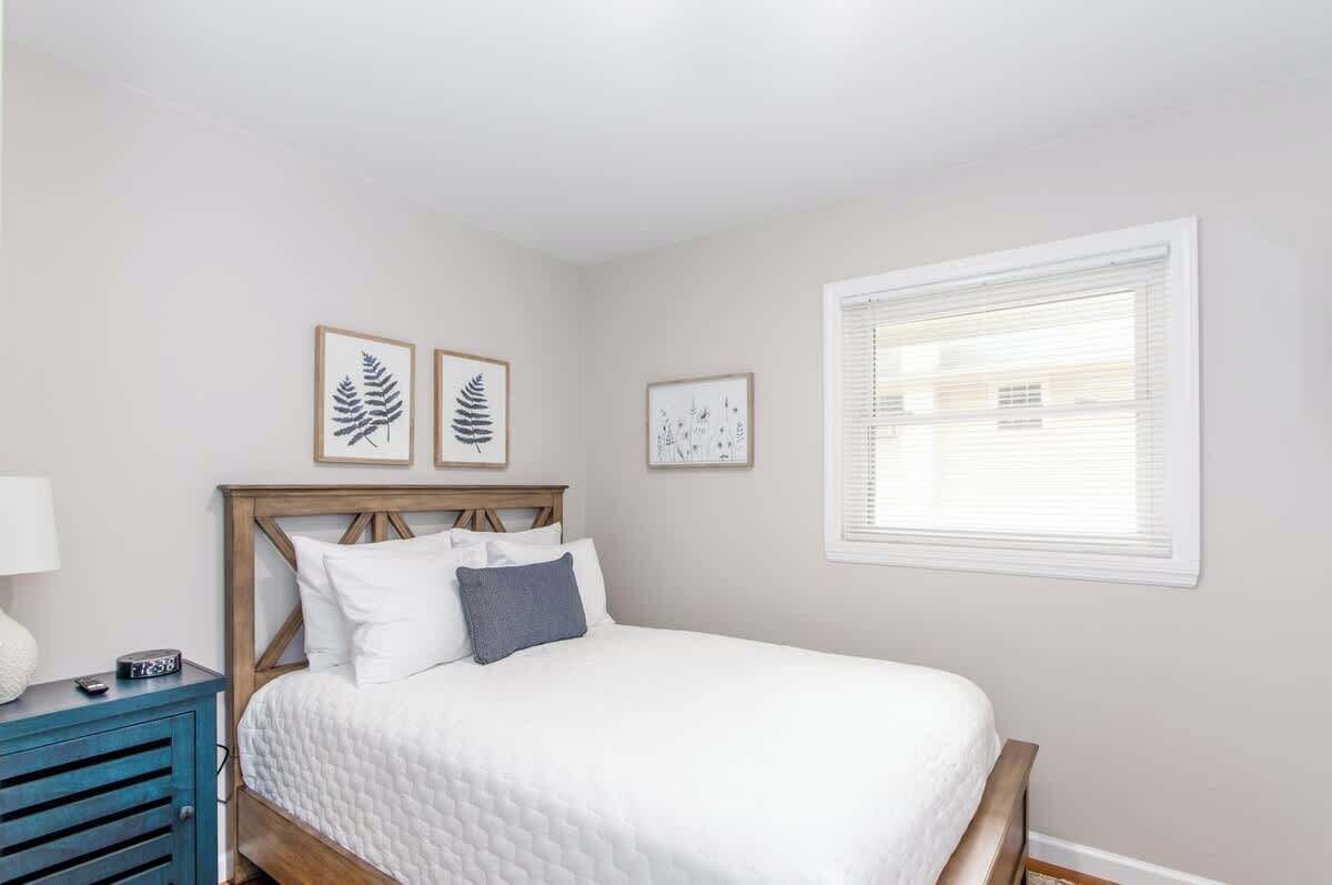 4 bedrooms, desk, iron/ironing board, WiFi (free)