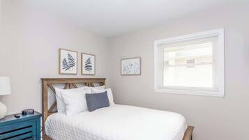 4 bedrooms, desk, iron/ironing board, WiFi (free)
