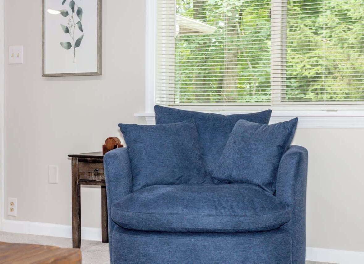 Smart TV, caminetto, tavolo da calcetto, libri