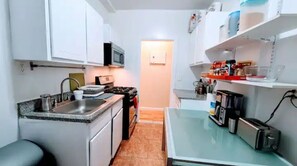 Fridge, oven, stovetop, coffee/tea maker