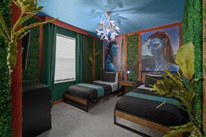 Une chambre avec deux lits, un bureau et une fresque murale.
