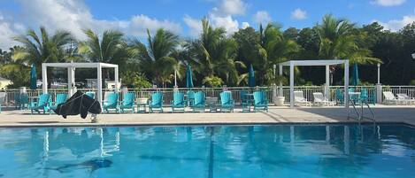 Utendørsbasseng og et oppvarmet basseng