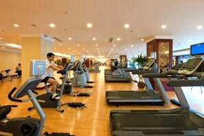 A gym with treadmills, stationary bikes, and exercise equipment. - Hengda Hotel (Meishan)
